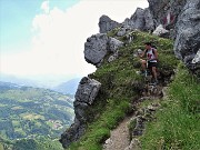 33 In cresta a tratti un po' esposta, fiorita di Camedrio alpino, saliscendi  tra massi e spuntoni rocciosi